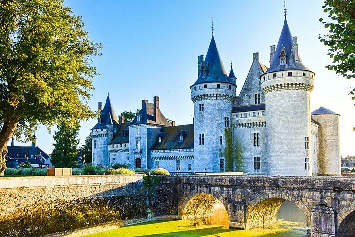 Le château de Sully-sur-Loire, étape incontournable d’un circuit touristique autour de Poilly-lez-Gien pour découvrir le patrimoine de la Loire