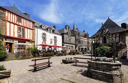 Village de Rochefort-en-Terre avec maisons à colombages et puits fleuri, site touristique idéal en vacances camping
