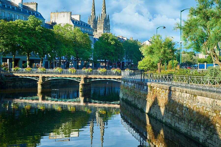 Vue sur le centre-ville de Quimper et la cathédrale Saint-Corentin, proche des campings Sites et Paysages pour explorer la Bretagne.