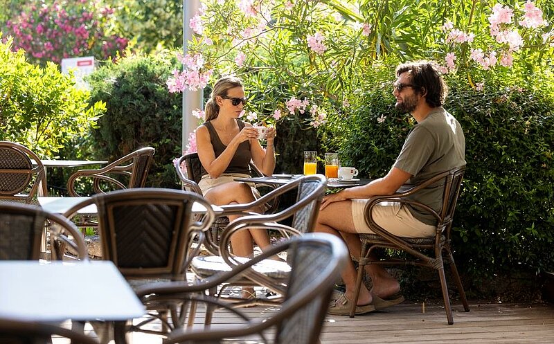 Un déjeuner romantique à Pâques : Savourez l'amour, la nature et la gourmandise