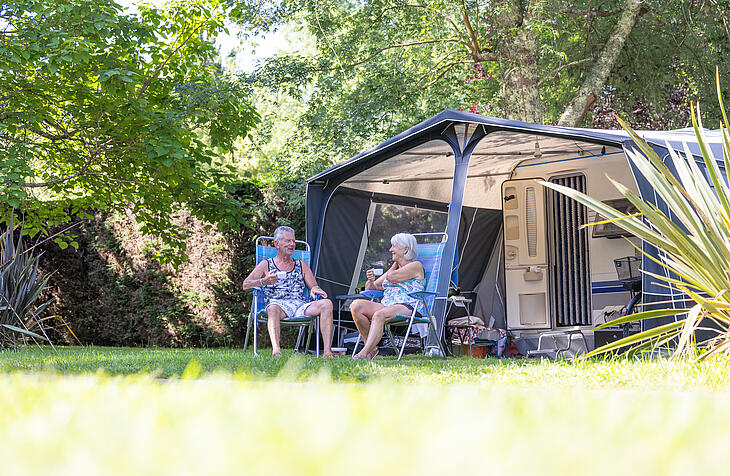 seniors profitant d'un café matinal devant leur caravane