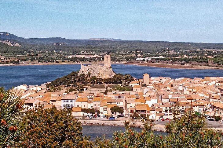 Vue sur le village de Gruissan et la tour Barberousse en surplomb des étangs, une escapade idéale à combiner avec un séjour tourisme à Lézignan-Corbières.