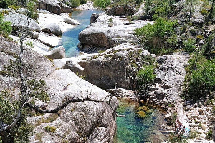 Vallée du Cavu et piscines naturelles Piscines naturelles de la vallée du Cavu en Corse, rivière turquoise au cœur des rochers et de la nature, idéal pour savoir que faire en Corse.
