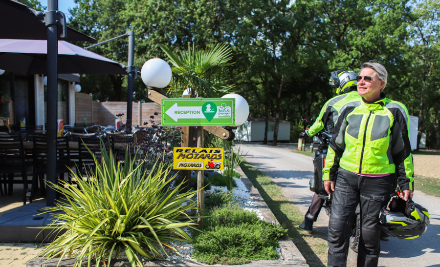 Couple de motards arrivant dans un camping Relais Motards