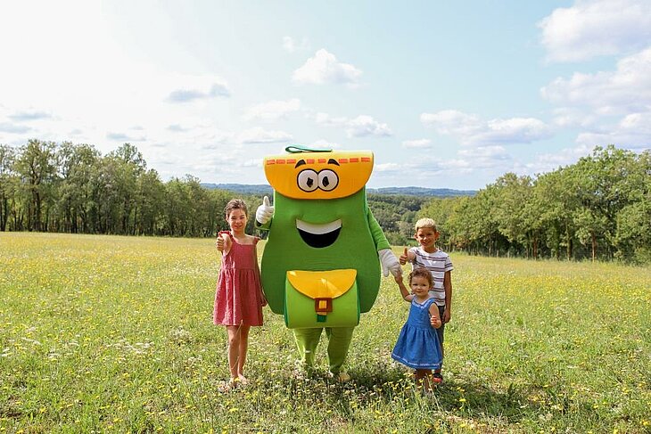 Offres avantageuses pour des vacances en famille au camping Enfants avec mascotte dans un camping nature, ambiance conviviale pour des vacances en famille à petit prix.