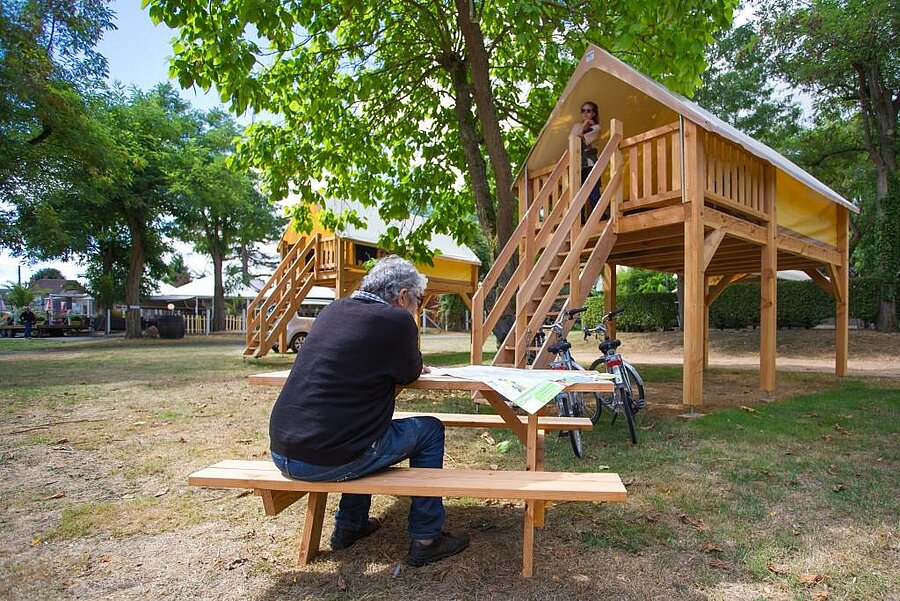 Hébergements insolites en camping dans le Centre-Val de Loire, avec tentes sur pilotis et ambiance nature pour un séjour original et confortable.