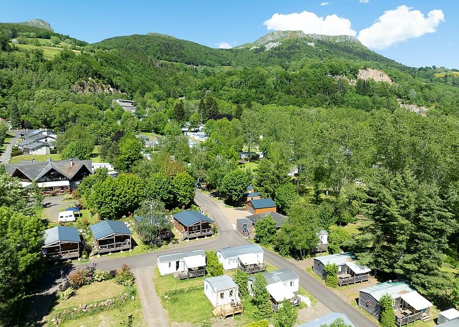 Camping verdoyant avec mobil-homes et chalets, idéalement situé près du château de Murol dans le Puy-de-Dôme