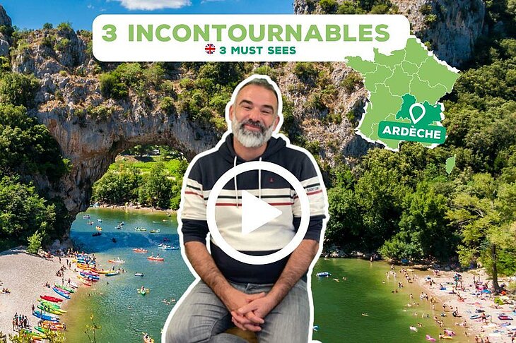 Patrick, propriétaire du camping Le Petit Bois à Ruoms, présentant les trois incontournables à découvrir en Ardèche