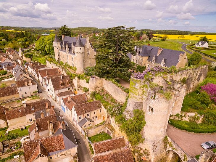 Vue aérienne de Montrésor avec son château et ses maisons anciennes, village de caractère du tourisme Centre-Val de Loire.