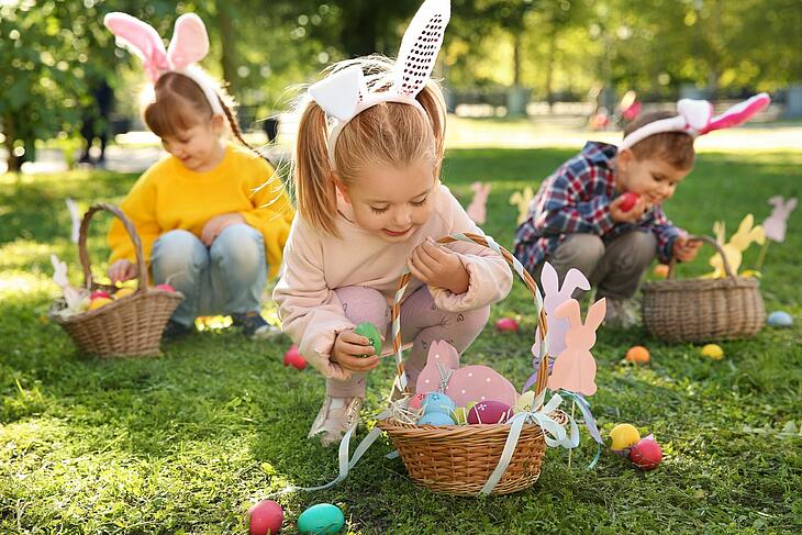 chasse aux œufs famille pâques