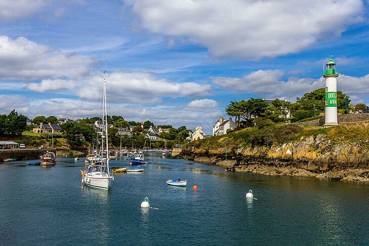 Le port de Doëlan à Clohars-Carnoët, célèbre pour son phare et ses bateaux colorés, un lieu incontournable pour des activités en bord de mer dans le Finistère sud.