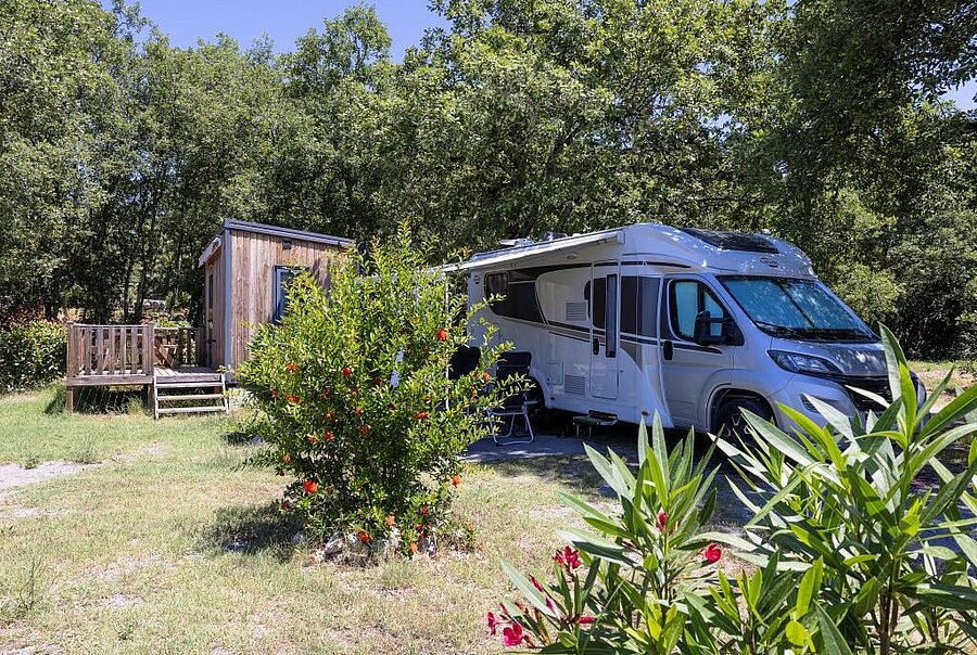 Camping-car installé sur un emplacement Premium avec sanitaires privés dans un camping nature Sites et Paysages