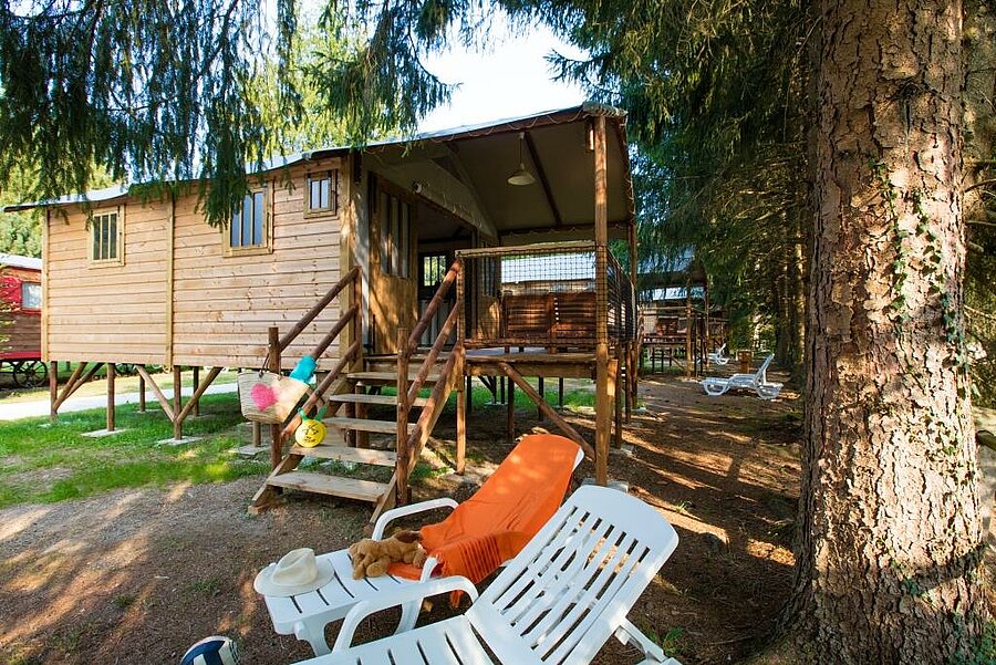 Lodge en bois sur pilotis en pleine nature, location insolite dans un camping près du Puy en Velay