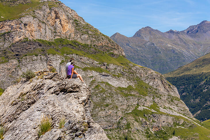 Randonnée en couple avec vue panoramique sur les montagnes