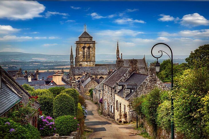 Vue pittoresque sur le cœur médiéval de Locronan, village historique à visiter près de Telgruc-sur-Mer.