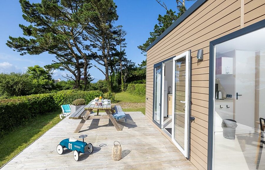Mobil-home avec terrasse et table de pique-nique, en pleine nature à la Pointe du Raz, idéal pour des vacances en famille dans le Finistère