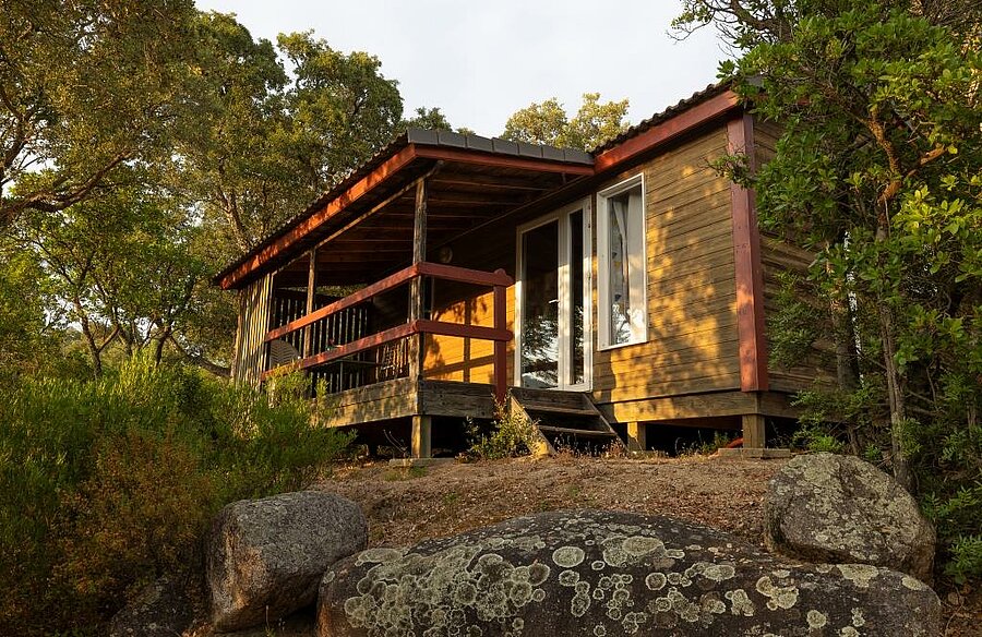 Chalet en bois niché dans la nature du camping près de Porto-Vecchio, idéal pour des vacances paisibles en Corse-du-Sud.