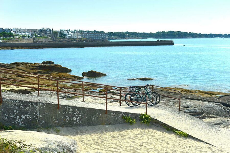 Port et Ville Close de Concarneau avec son clocher emblématique, à découvrir lors de votre séjour au camping.