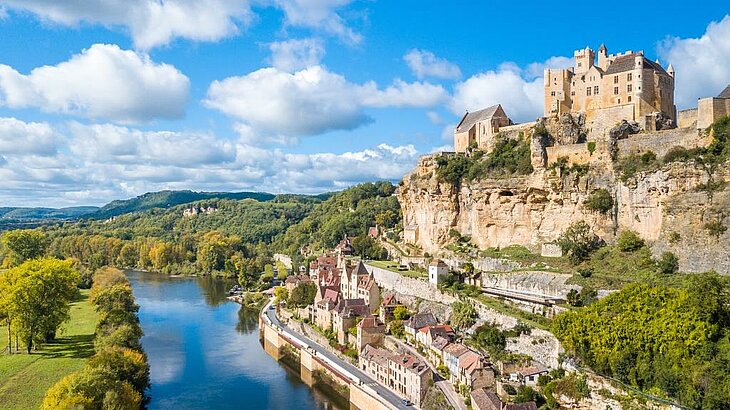 Château de Beynac perché sur une falaise dominant la Dordogne et ses villages, site incontournable à visiter en Périgord.