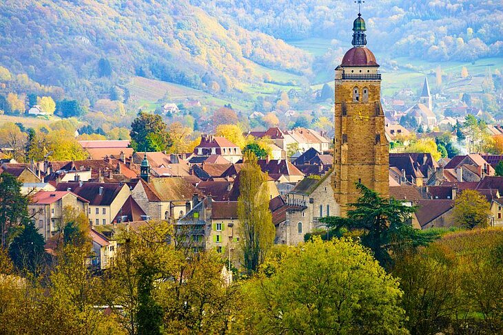 Vue sur Arbois, cité viticole emblématique du Jura, à découvrir absolument autour de Mesnois.