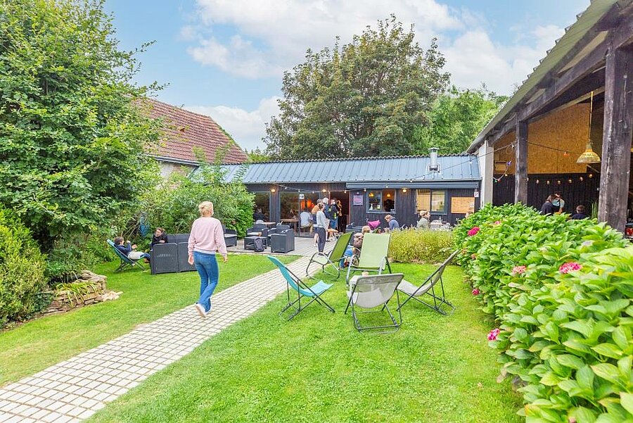 Espace commun et terrasse au camping du Pouldu, camping convivial près de Moëlan-sur-Mer, idéal pour des vacances détendues.