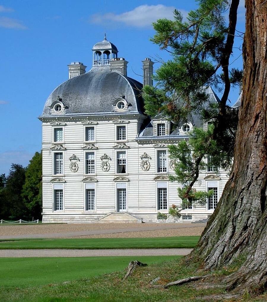 Vue du Château de Cheverny dans le Loir-et-Cher, entouré de verdure, un site emblématique à visiter pendant un séjour en camping au cœur du Val de Loire.