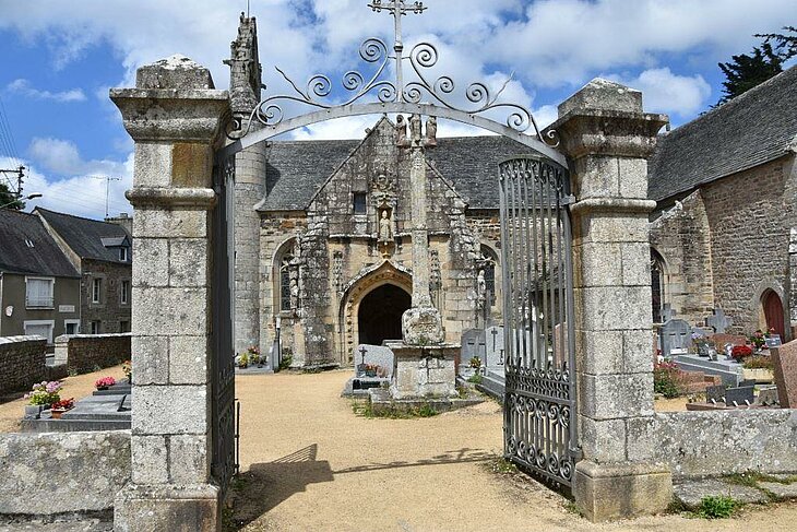 Entrée de l’église de Lanloup, au cœur d’un projet de restauration mobilisant la commune, symbole du patrimoine et de la culture locale.
