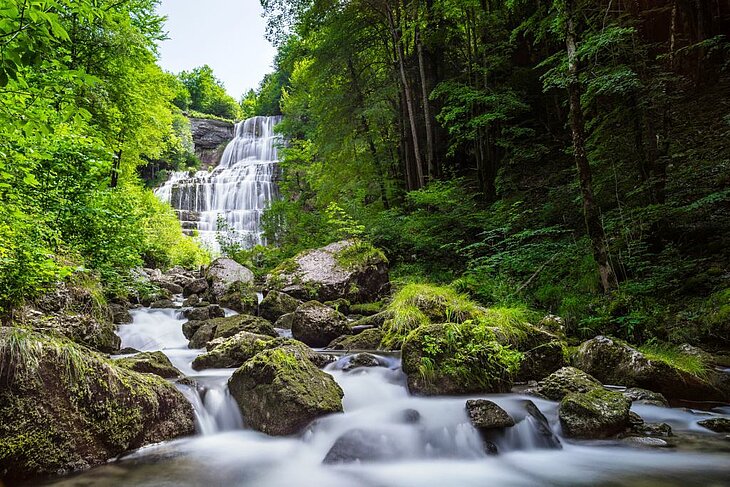 Les cascades du Hérisson dans le Jura, une randonnée rafraîchissante à faire autour de Mesnois.