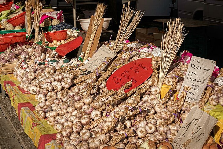 Le marché provençal Étal d’ail et de produits locaux sur le marché provençal de Vaison-la-Romaine.