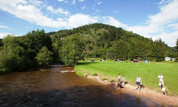 Camping Sites et Paysages De Vaubarlet à Sainte-Sigolène, au cœur d’un cadre naturel exceptionnel avec rivière, prairies verdoyantes et collines boisées, idéal pour des vacances en pleine nature.
