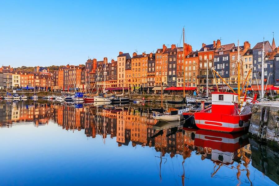 Bateaux amarrés et maisons colorées au Vieux-Port d'Honfleur