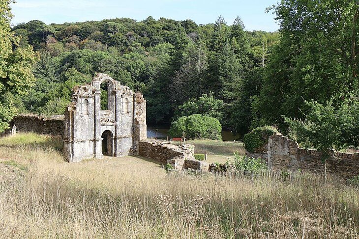 Ruines de l’abbaye Saint-Maurice à Clohars-Carnoët, témoignage du patrimoine culturel et historique à découvrir dans le Finistère sud.
