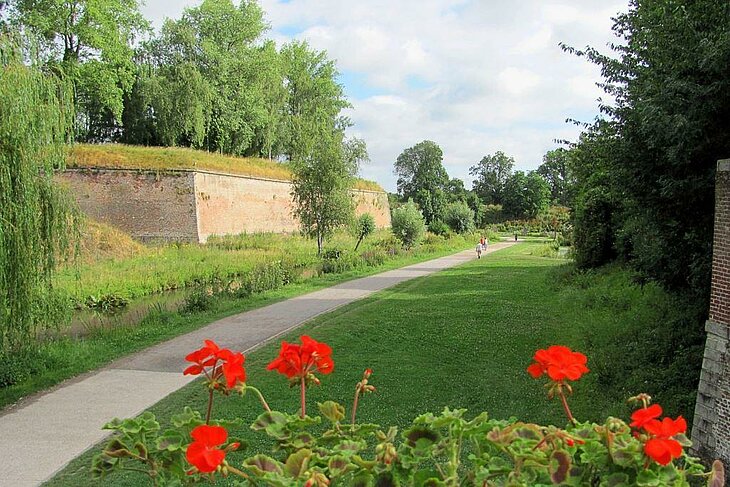 Promenade autour de la citadelle de Lille, site historique emblématique du tourisme culturel dans les Hauts-de-France