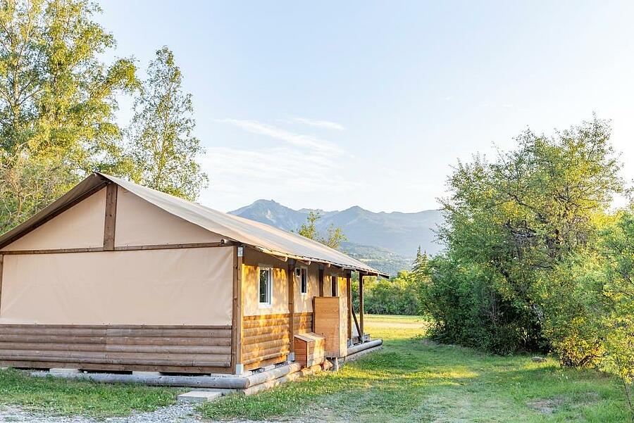 Séjour en camping au plus près de la nature avec tente lodge