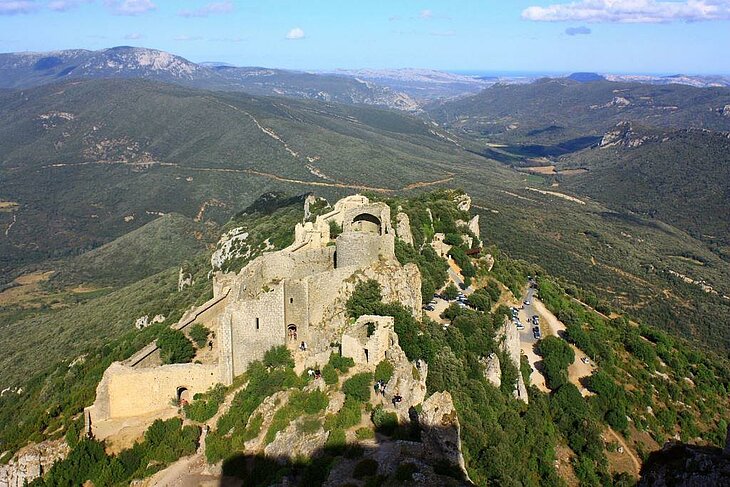 Vue aérienne du château de Peyrepertuse niché dans les Corbières, joyau médiéval incontournable à découvrir lors d’un séjour tourisme à Lézignan-Corbières.