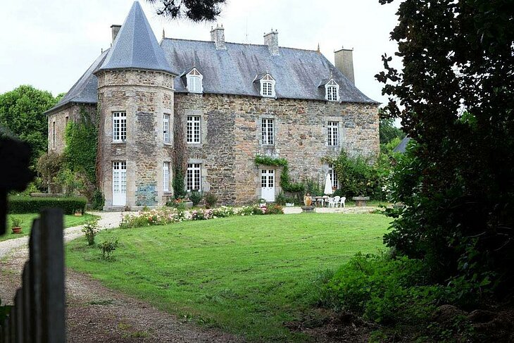 Château de Lanloup entouré de verdure, reflet du patrimoine médiéval et de la culture bretonne.