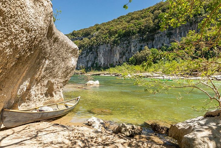 Descente en canoë dans les Gorges de l’Ardèche Canoë au bord de la rivière Ardèche dans les gorges, activité nature incontournable pour découvrir des paysages sauvages.
