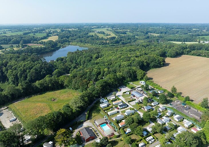 Vue aérienne du camping Sites et Paysages Au Gré des Vents entouré de nature, une option idéale pour dormir près de Rochefort-en-Terre.