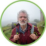  vacancier découvrant avec plaisir un camping accueillant pour les familles et leurs animaux, au cœur d’un environnement naturel.