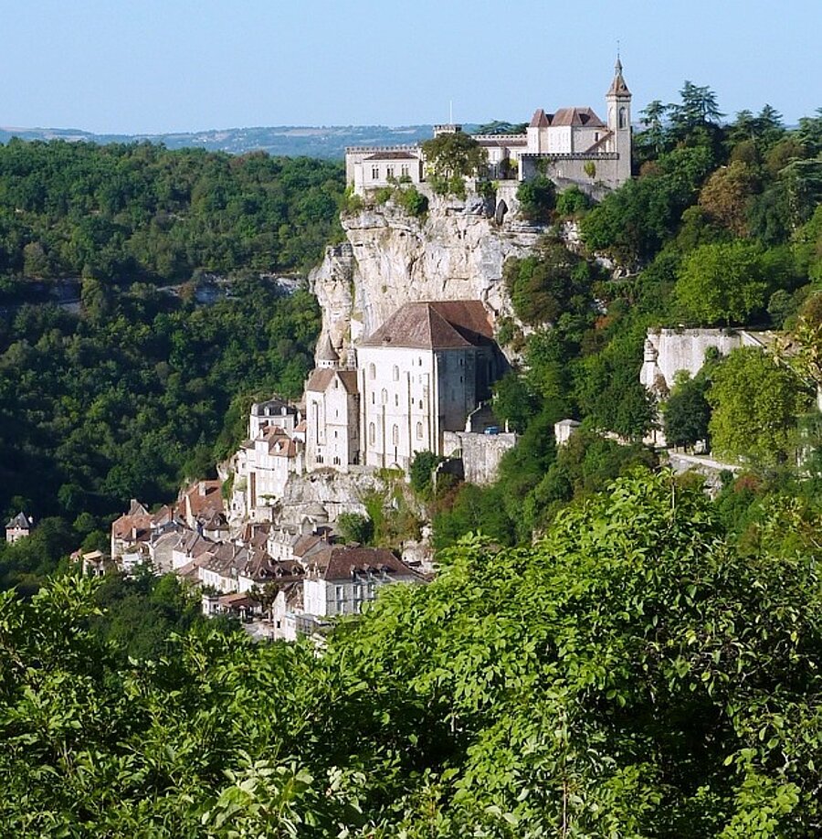 Vue panoramique sur Rocamadour, village médiéval perché sur une falaise, au cœur du Lot, proche de votre camping à Rocamadour.