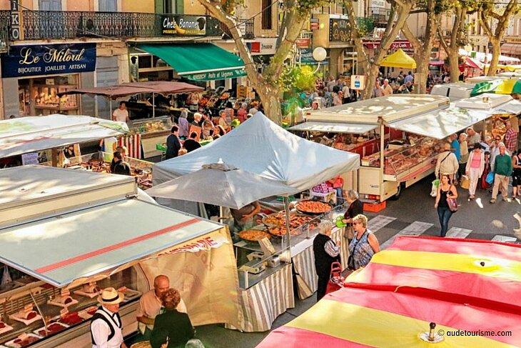 Ambiance animée du marché de Lézignan-Corbières, parfait exemple du tourisme à Lézignan-Corbières mêlant produits locaux, rencontres et authenticité.